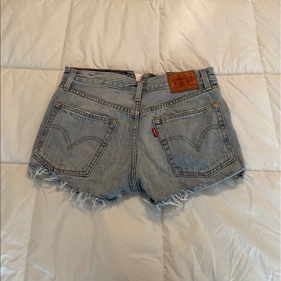 SOLD//Aritzia Levi’s 501 Shorts - Picture 2 of 5